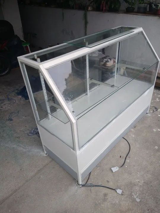 Vitrine de Exposição em Aço