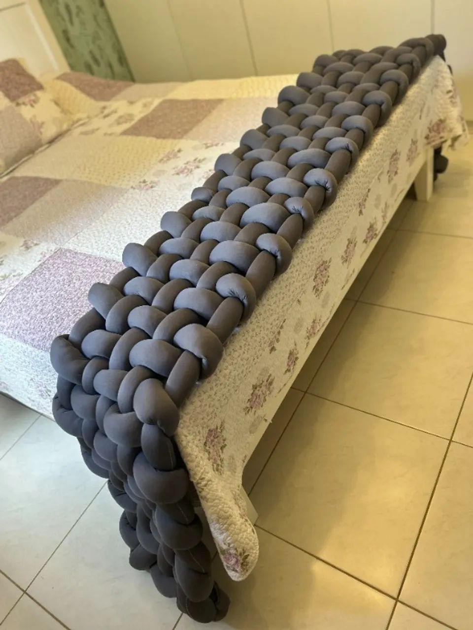 Pezeira estofada cinza - para cama queen.