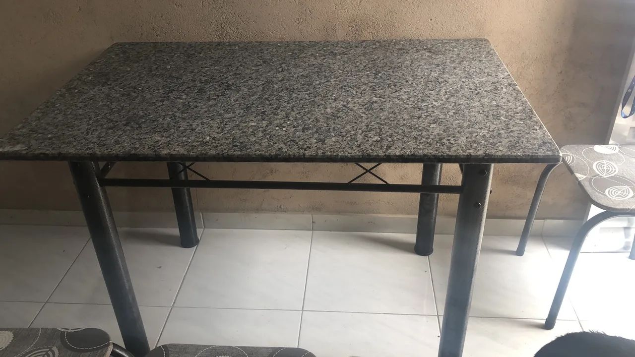 Mesa com 4 cadeiras - Semi Novos em bom estado  - Foto 2