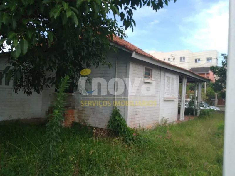 CASA DE ESQUINA COM ÓTIMA LOCALIZAÇÃO NO CENTRO DE TRAMANDAÍ - Foto 2