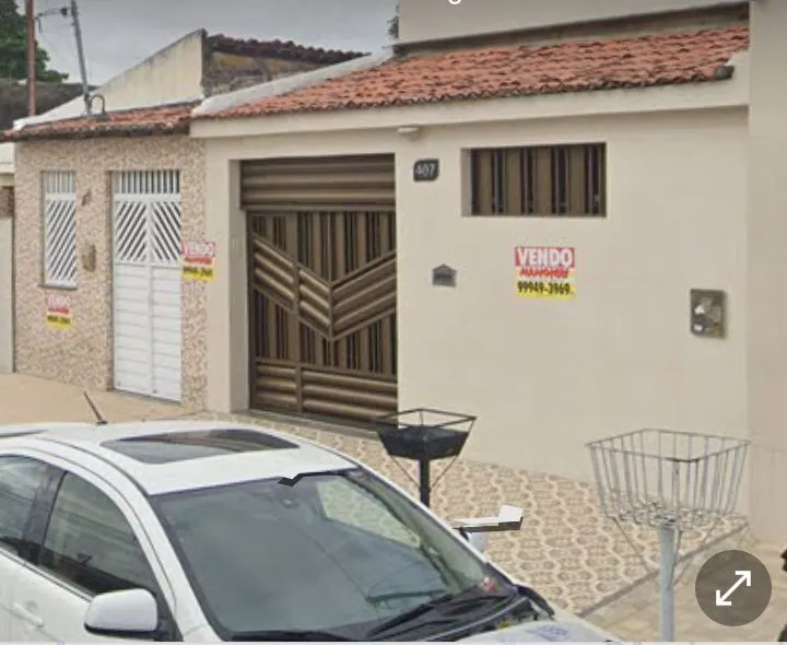 As duas casas ilustradas na foto!