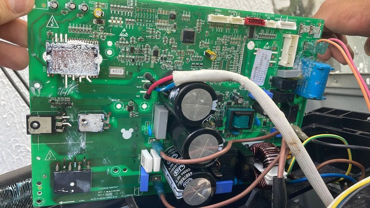 Manutenções em placa de ar-condicionado inverter e convencional 