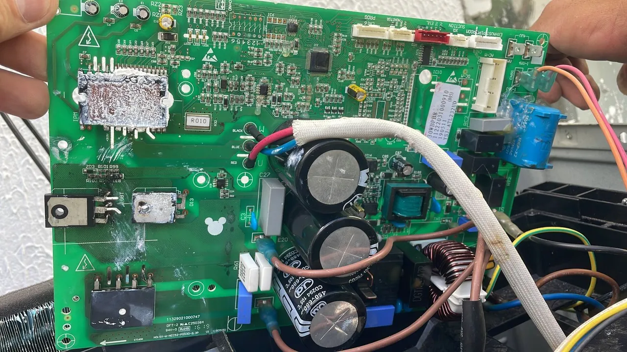 Manutenções em placa de ar-condicionado inverter e convencional