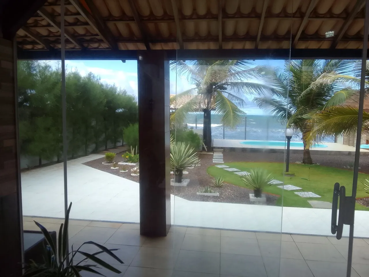 Casa na caueira na frente do mar