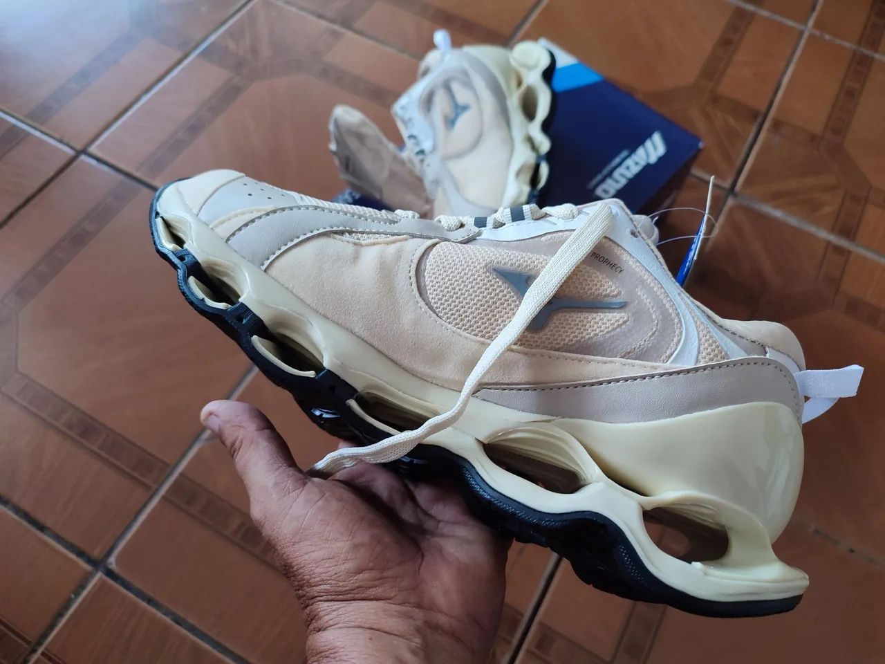 Tênis Mizuno Prophecy 9 - Bege - Foto 2