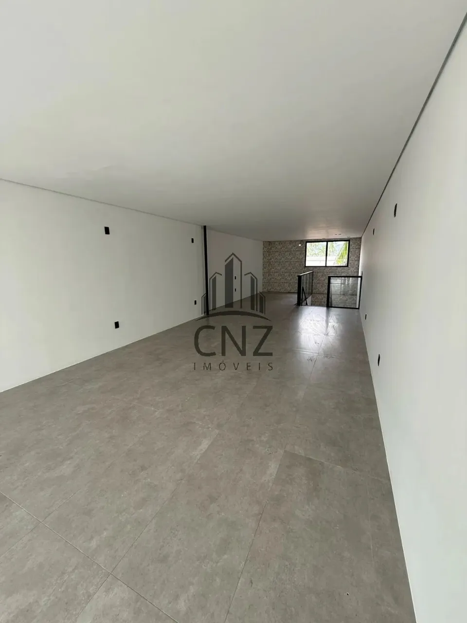 Sala Comercial para Locação no Centro I de Brusque-SC: 140m², 1 Banheiro e 4 Vagas de Gara
