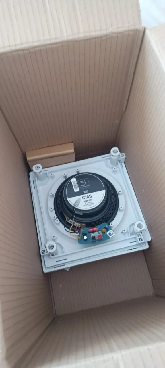 Caixas de Som JBL com arandela
