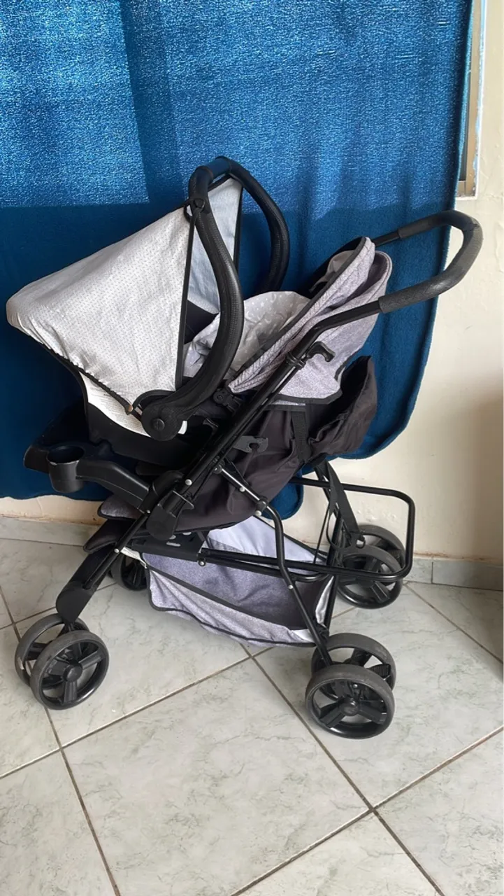 Carrinho de Bebê com Bebê Conforto