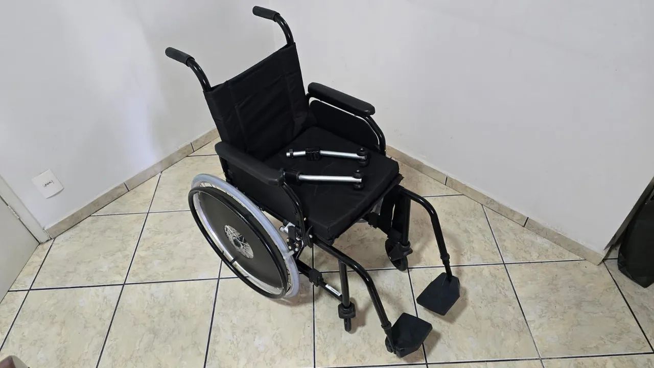 Cadeira de roda desmontável  - Foto 3