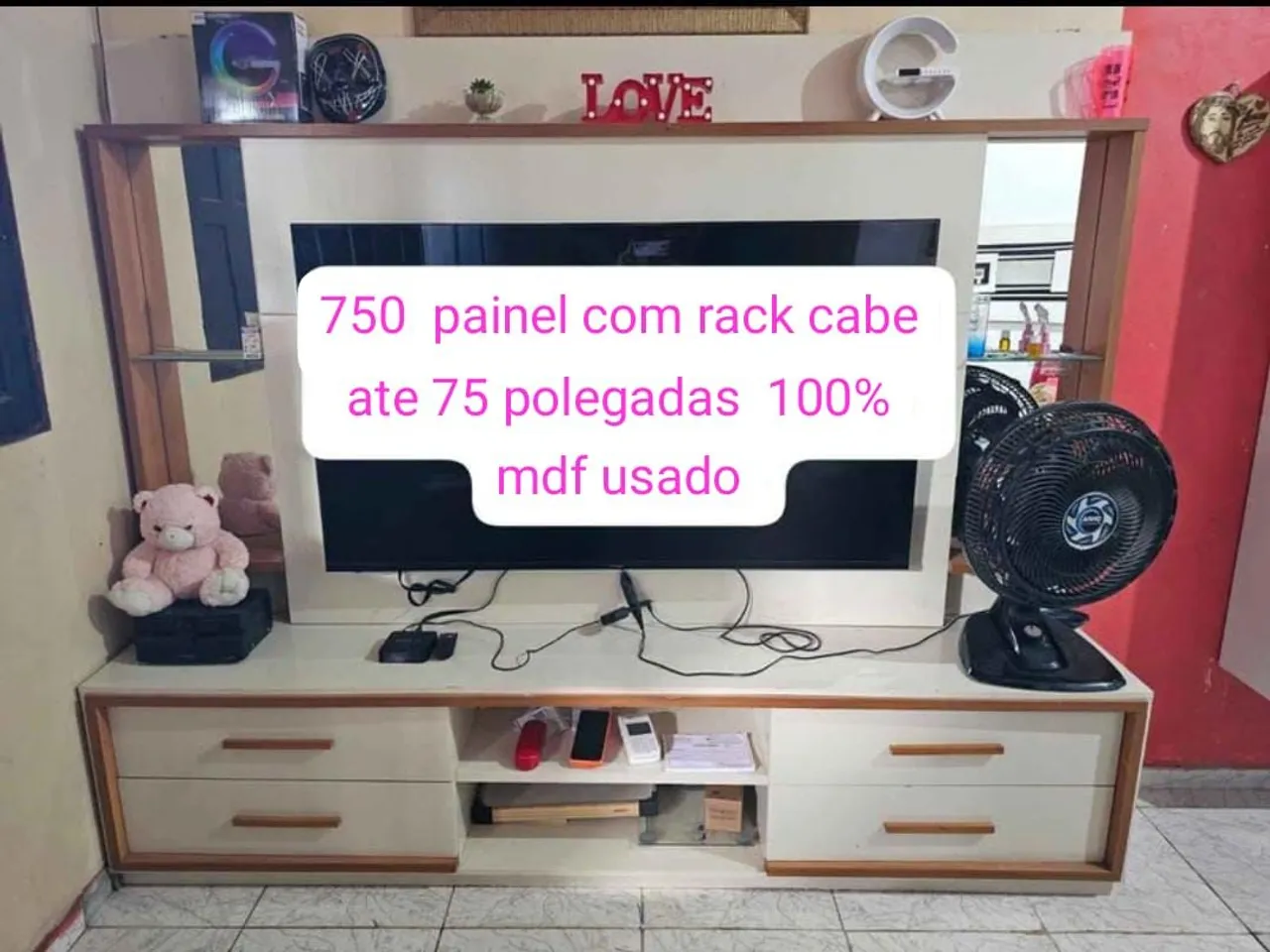 Painel com rack conservado