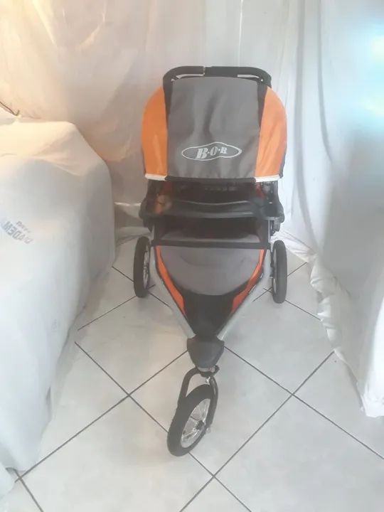 Carrinho de bebê três rodas. R$ 400,00. - Foto 2