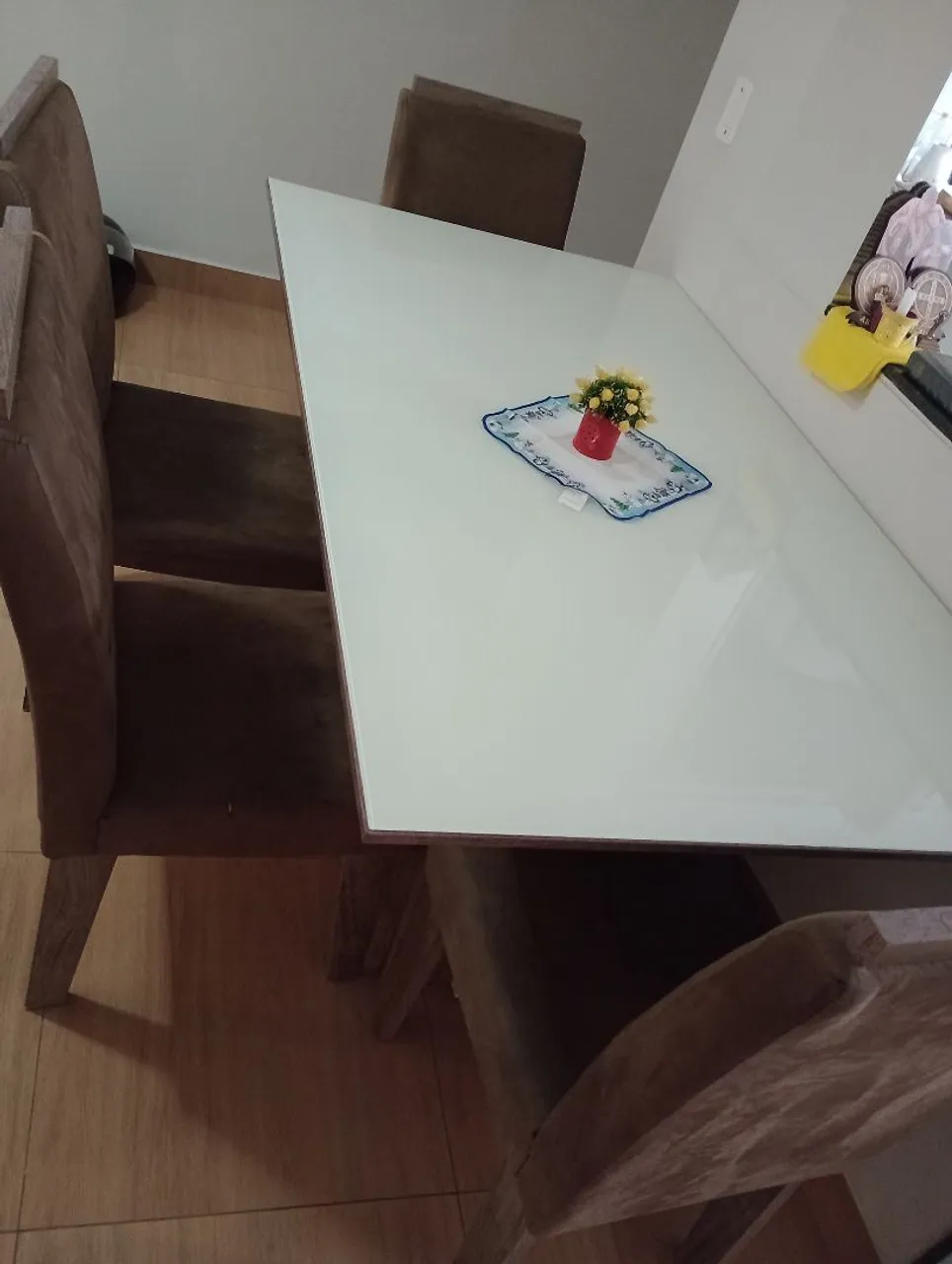 Mesa de Jantar com Tampo Branco, acompanha 6 Cadeiras de Madeira