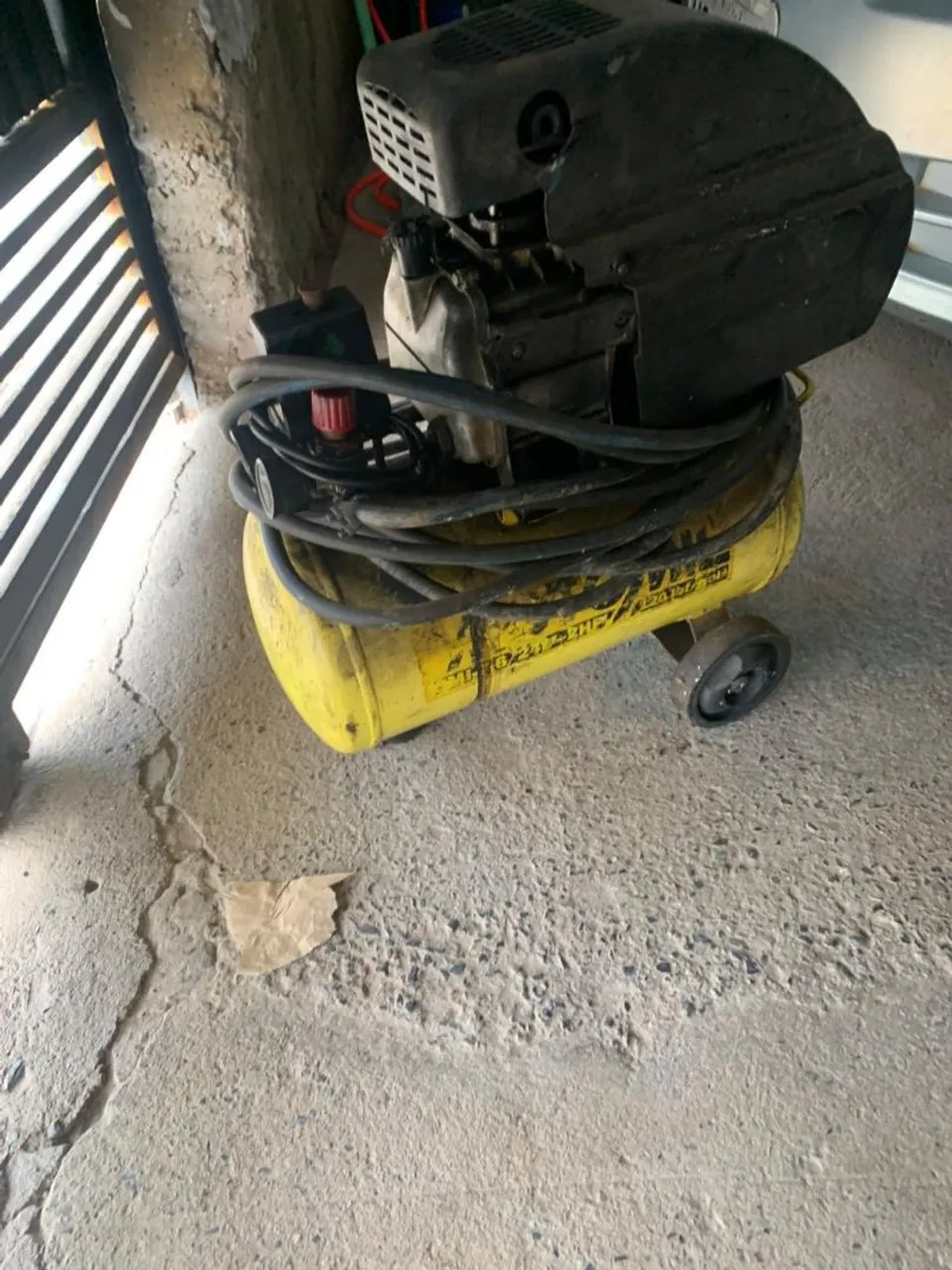 Compressor de Ar 120 libras Moto mil funcionando retirada em São Sebastião 