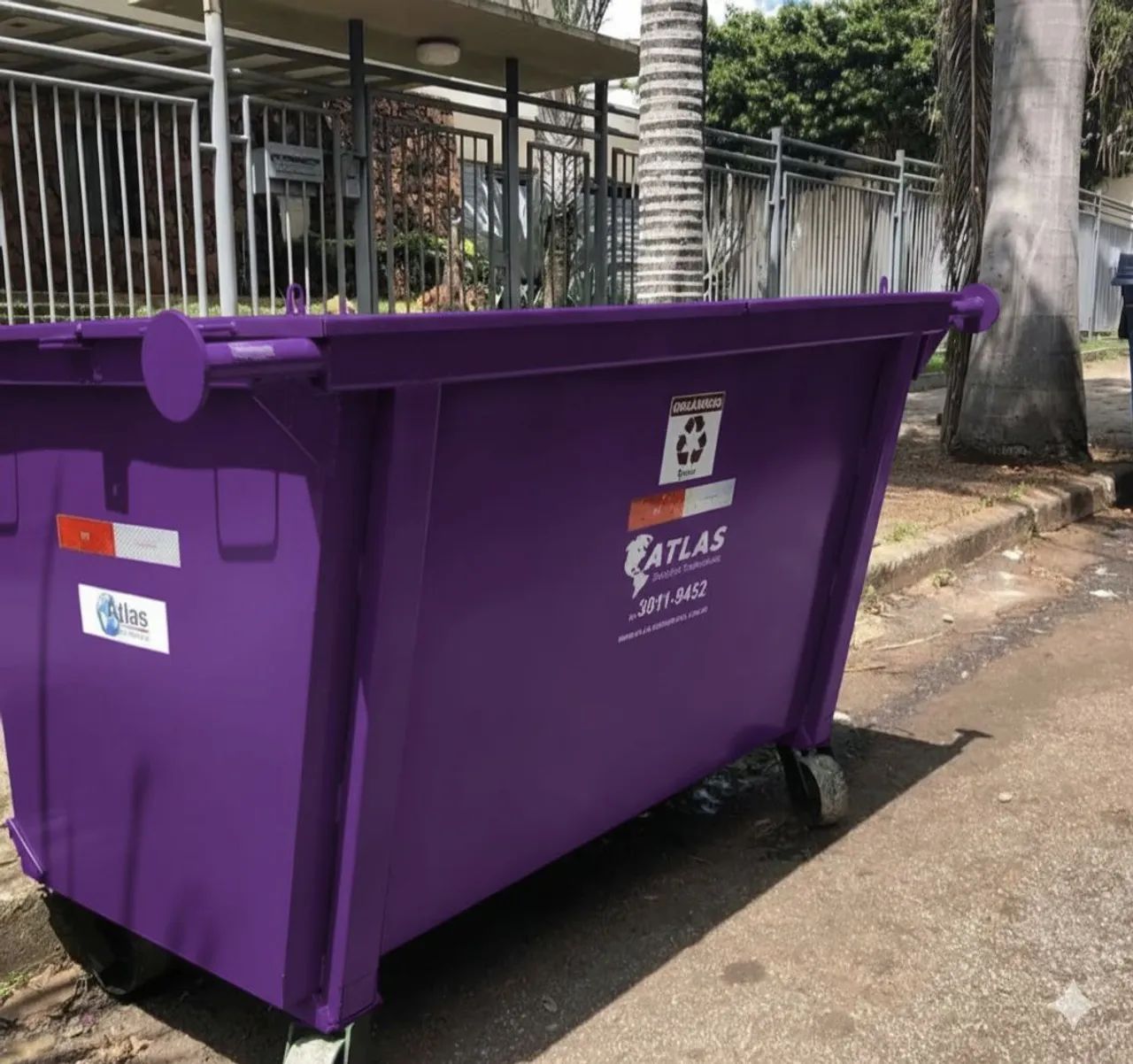 Lixeira contener basculante capacidade 1200lts  - Foto 2