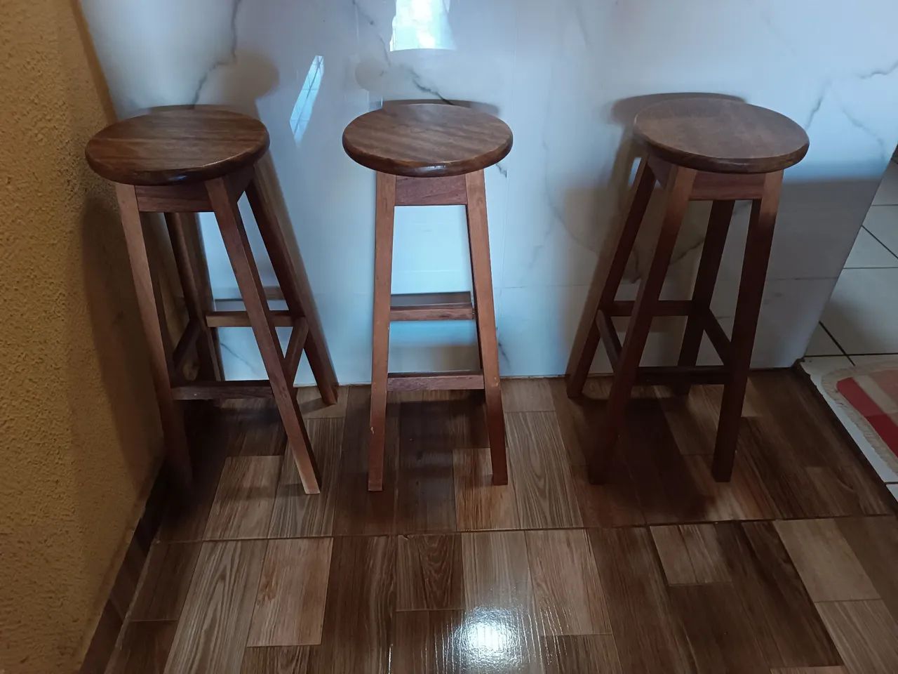 Mesa de madeira rústica com banco - Foto 3