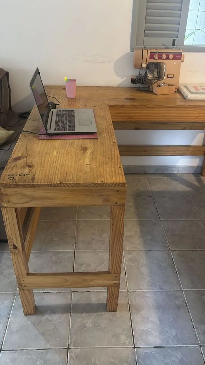 Mesa de madeira em L