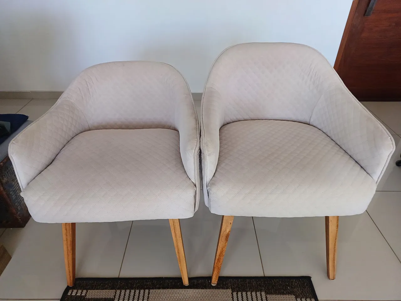 Poltronas Decorativas em Tecido Bege com Pés de Madeira