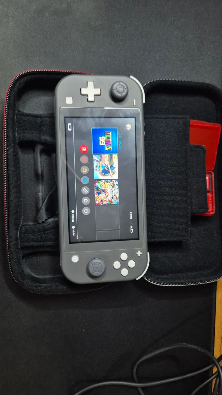 Nintendo Switch Lite + 3 jogos e case