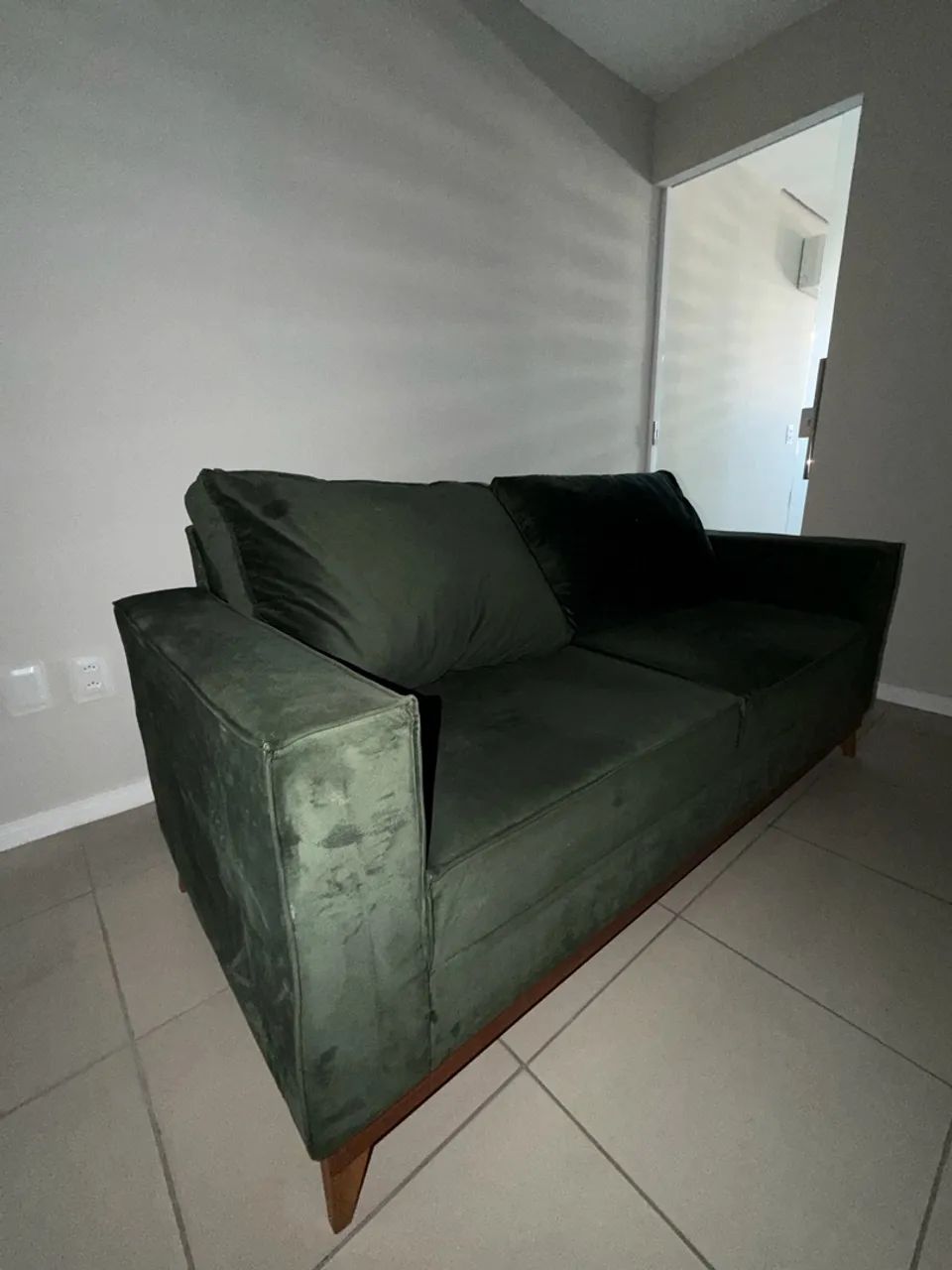 Sofá 2 Lugares Verde Escuro em Veludo - Moderno e Elegante - Foto 2