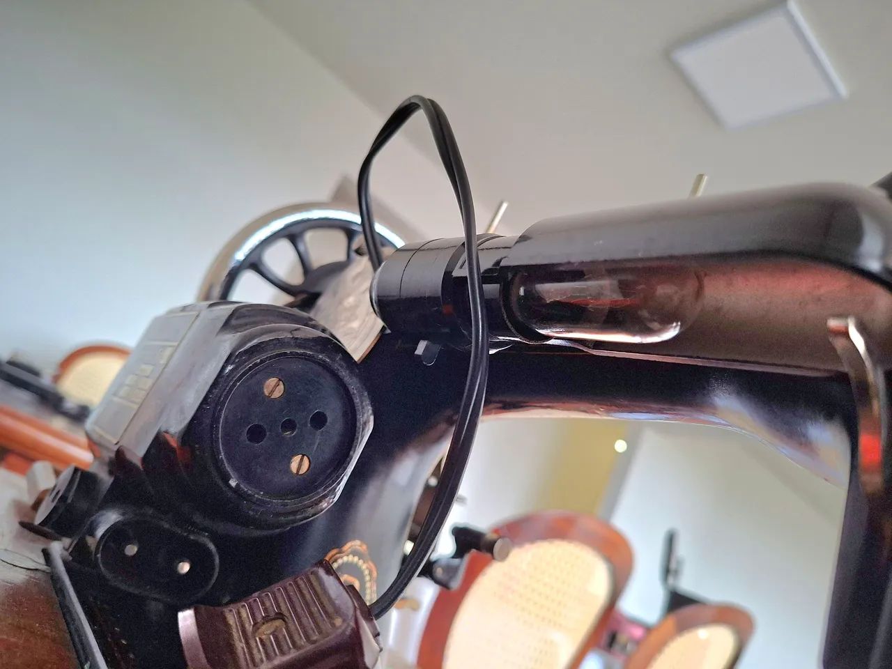 Maquina de Consturar Vintage - Foto 2