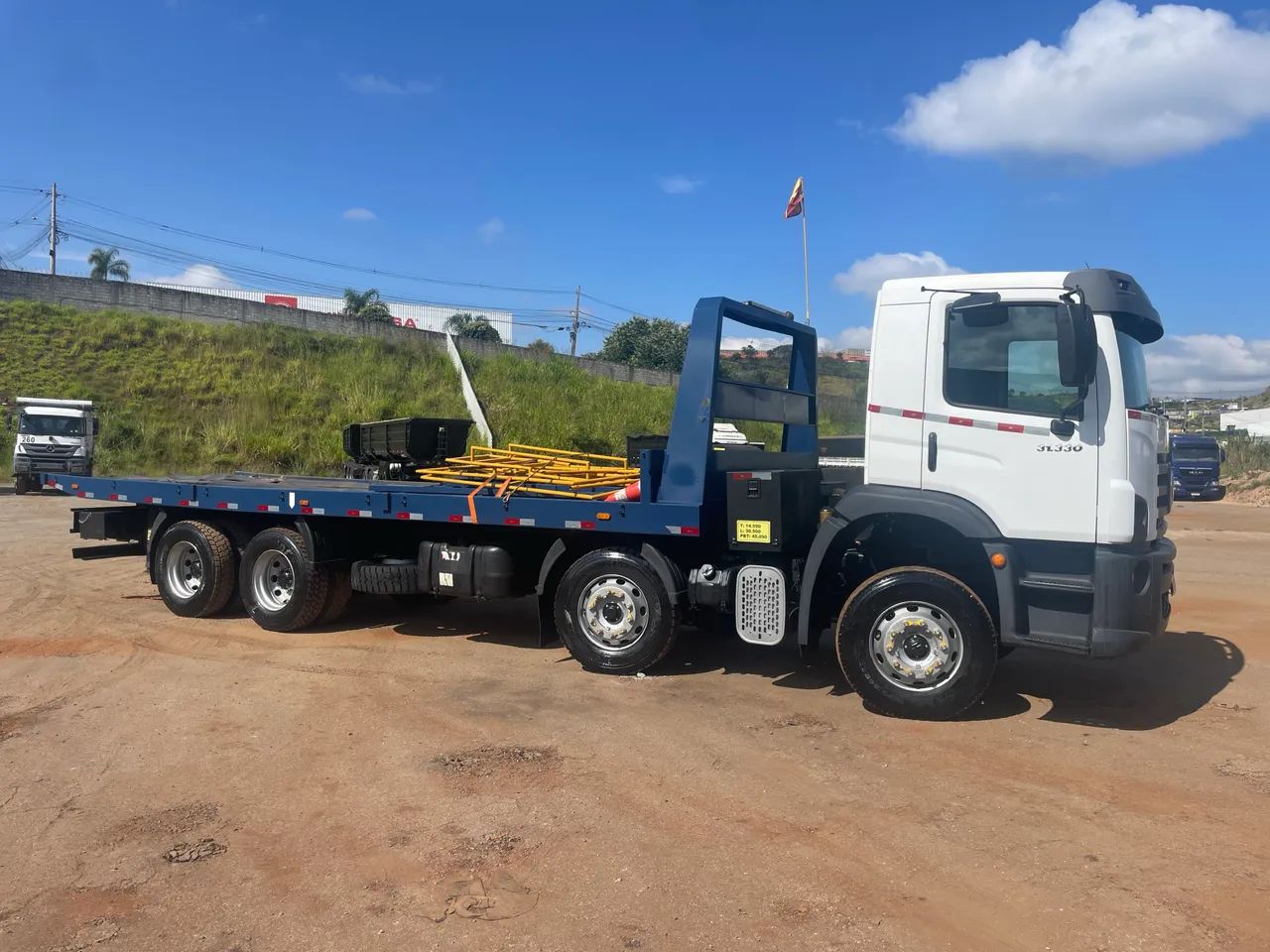 Caminhão prancha 8x4 
