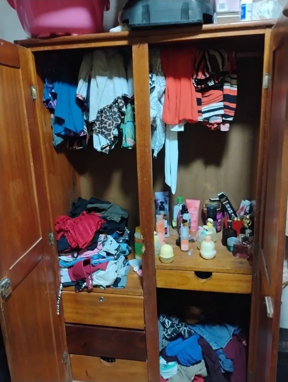 Guarda roupa de madeira solteiro em perfeito estado  - Foto 2