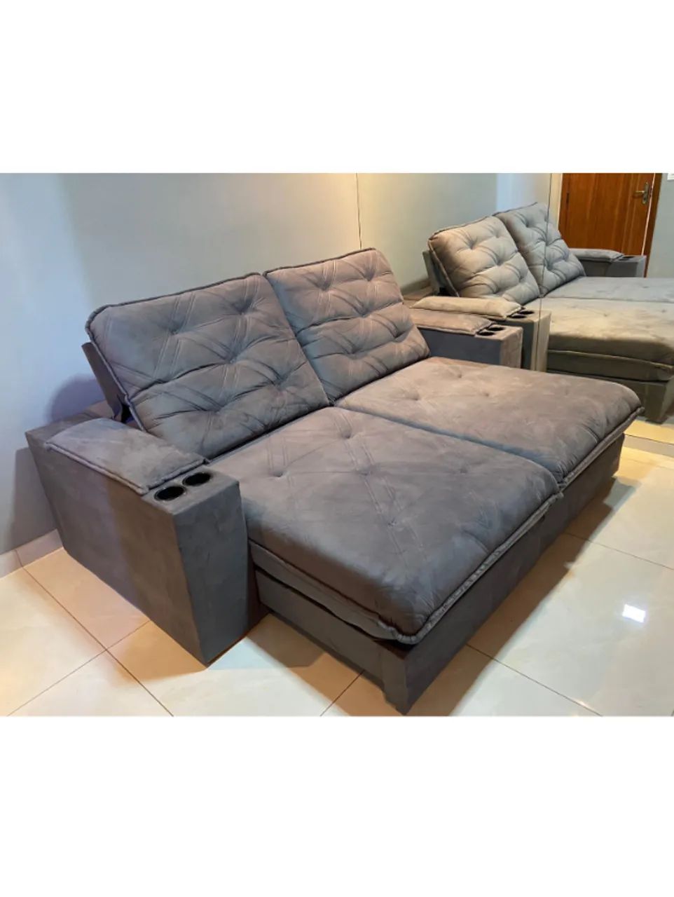 Sofá Retrátil Cuiabá com Porta-Copos e Molas Ensacadas