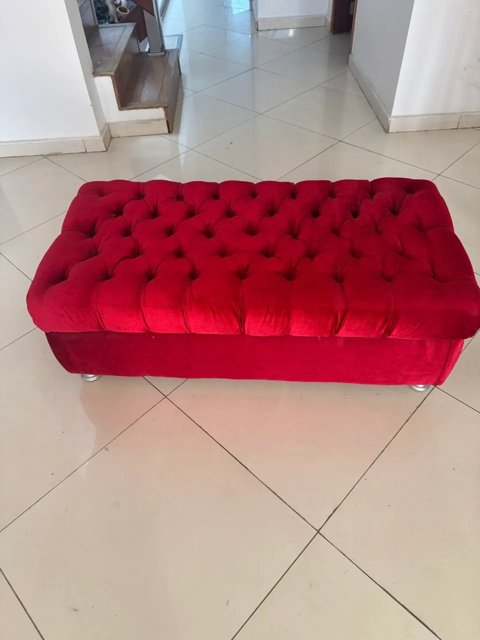 Banqueta tipo namoradeira em veludo vermelho - Foto 3