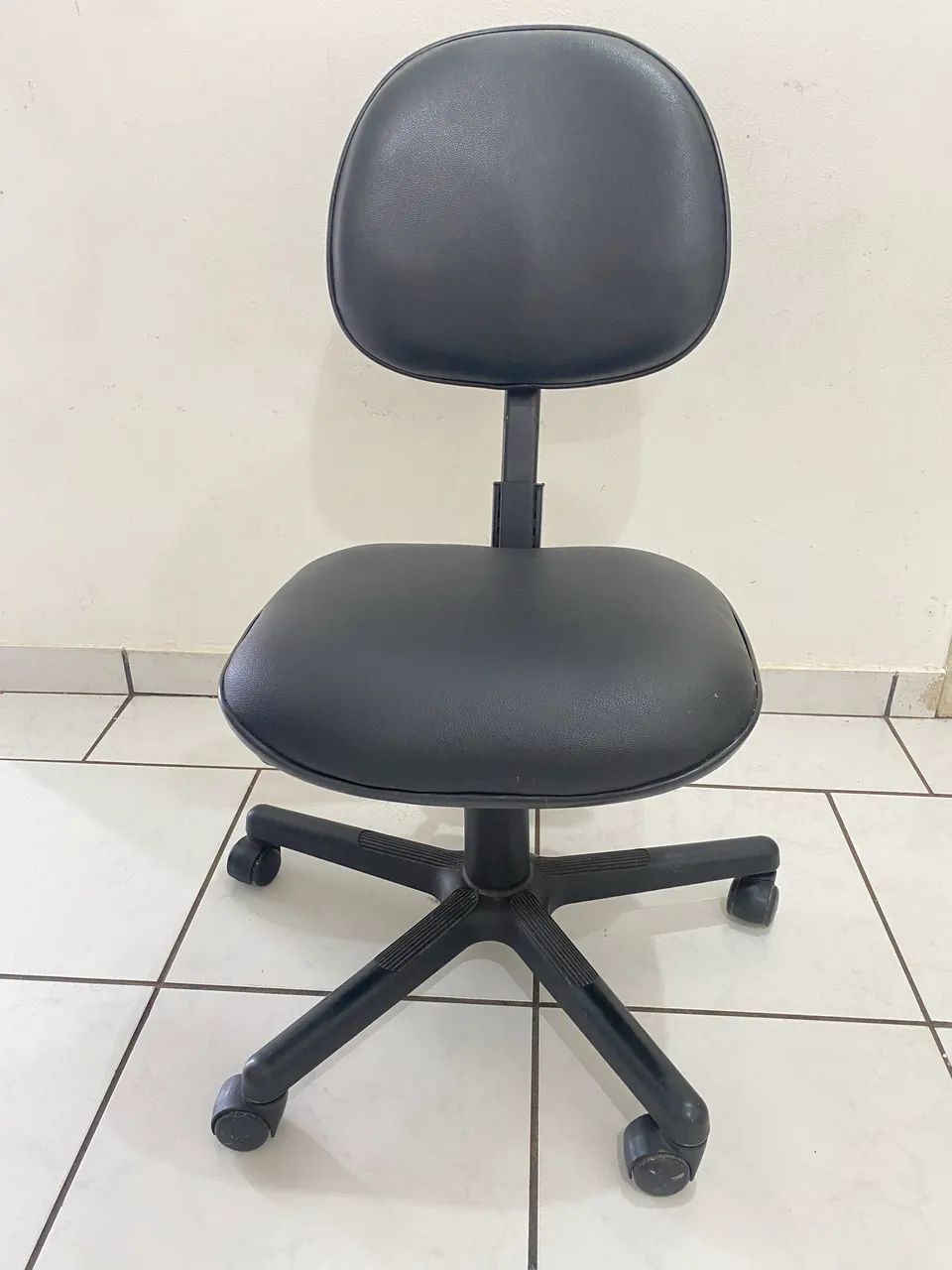 CADEIRA ESCRITÓRIO PRETA - Foto 3