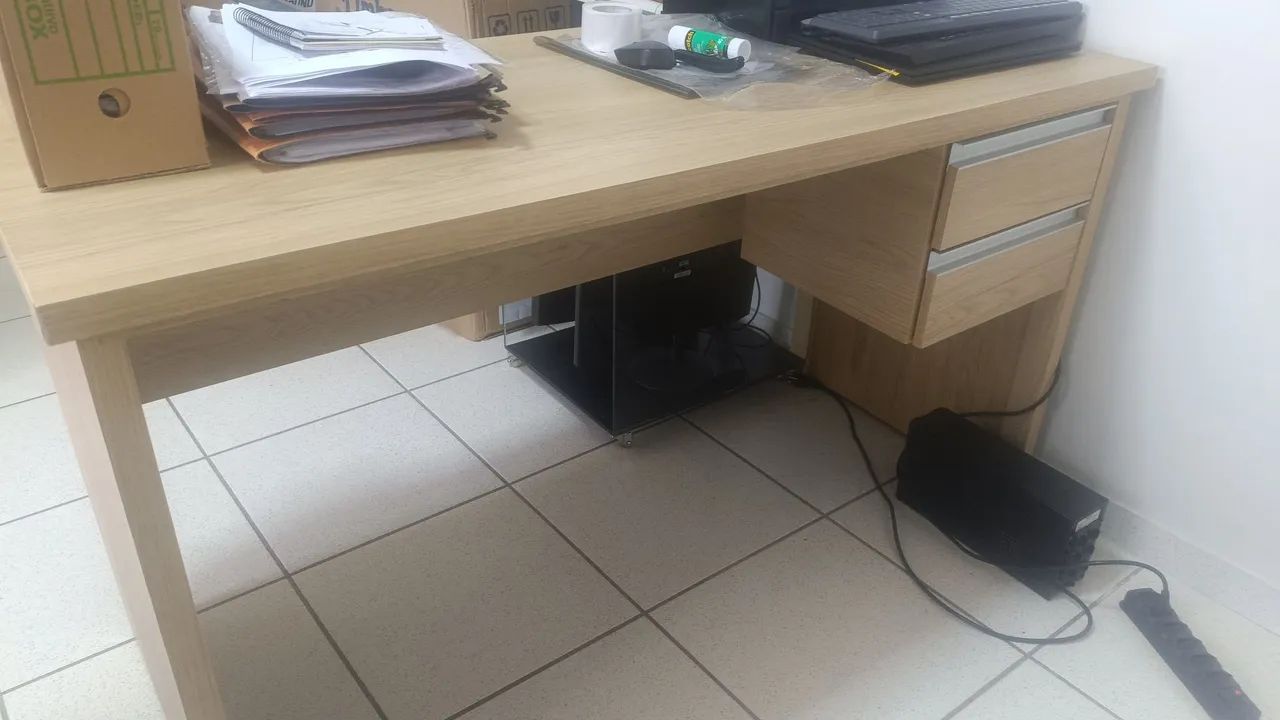 Mesa de Madeira com Gaveta