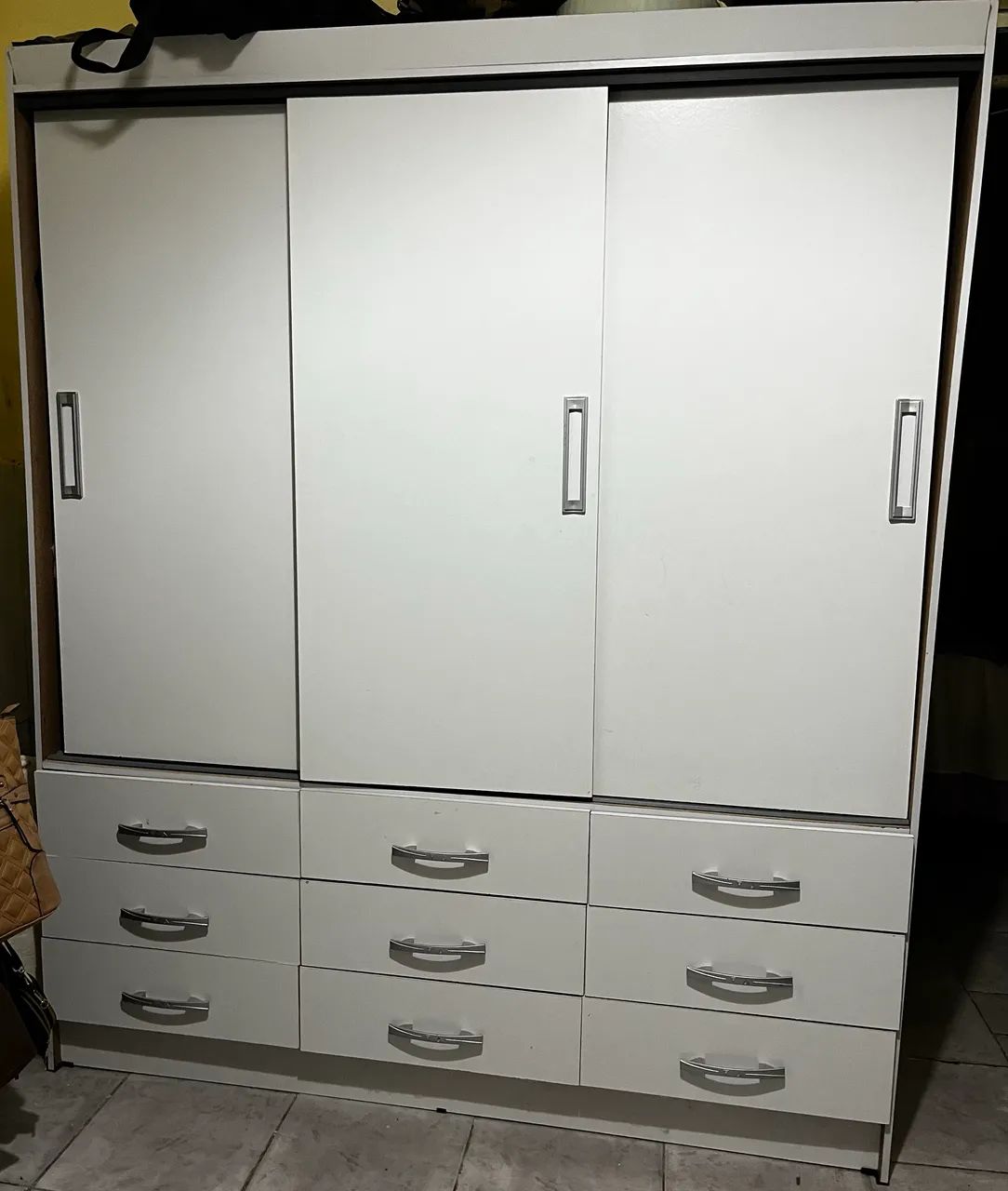 Armário com 3 Portas e 9 Gavetas 