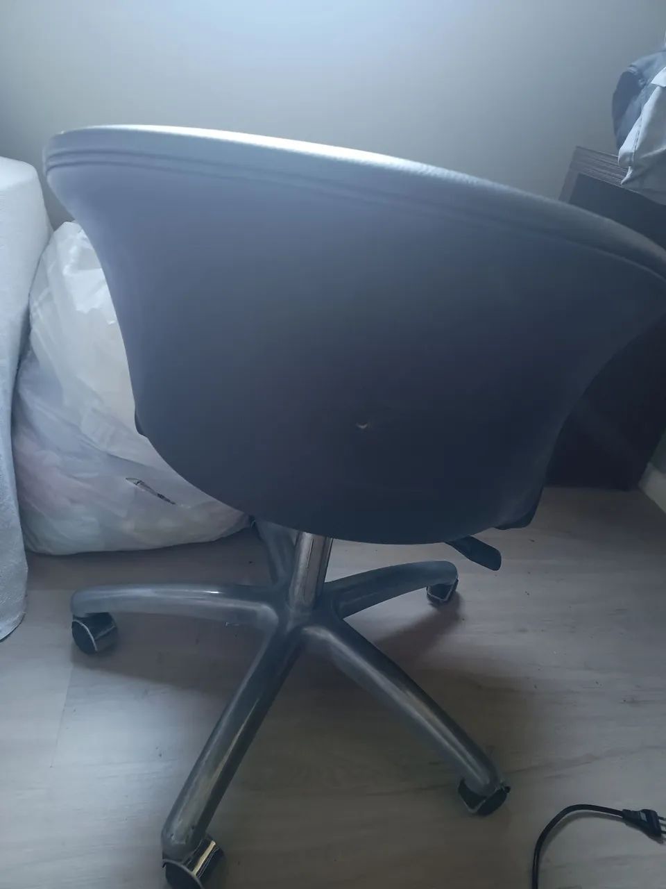 Cadeira de escritório mittisa - courino preto - Foto 2