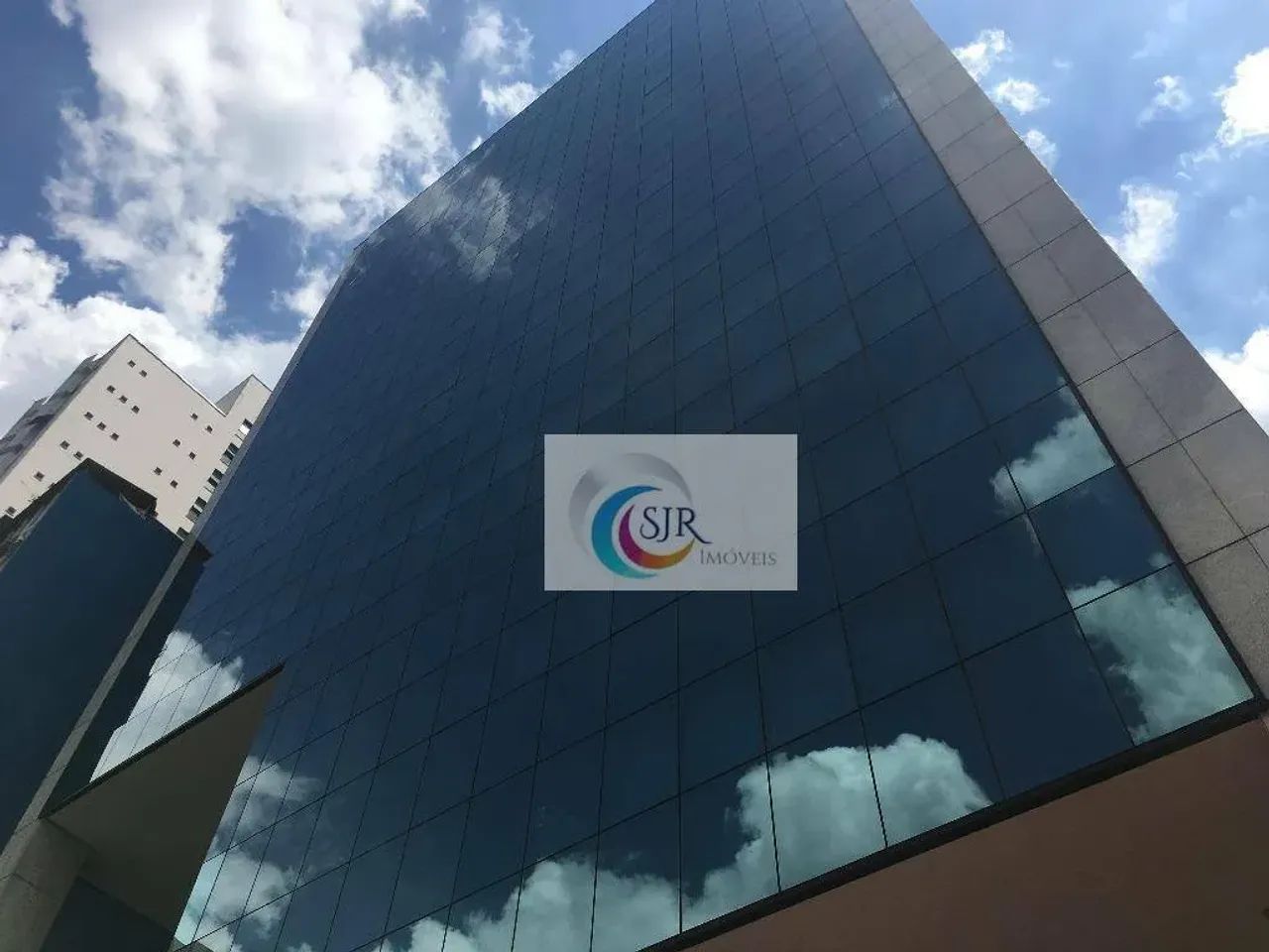 Conjunto comercial com 293,00m² com 7 vagas de garagem - Foto 2