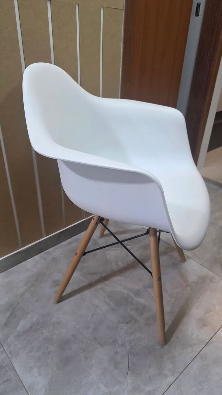 Cadeira Charles Eames DAW com braço