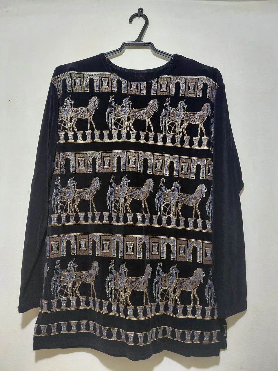 Blusa Preta com Dourado