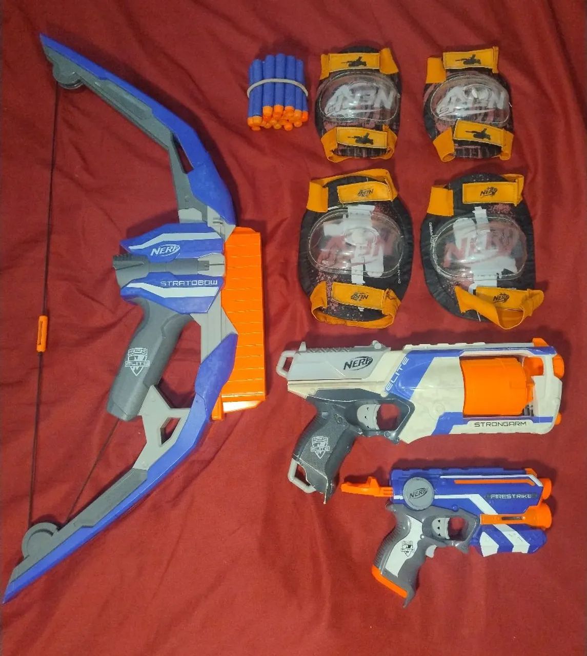 Nerf kit com stratobow,strongarm,firestrike, 18 dardos e kit de joelheira e cotoveleira 