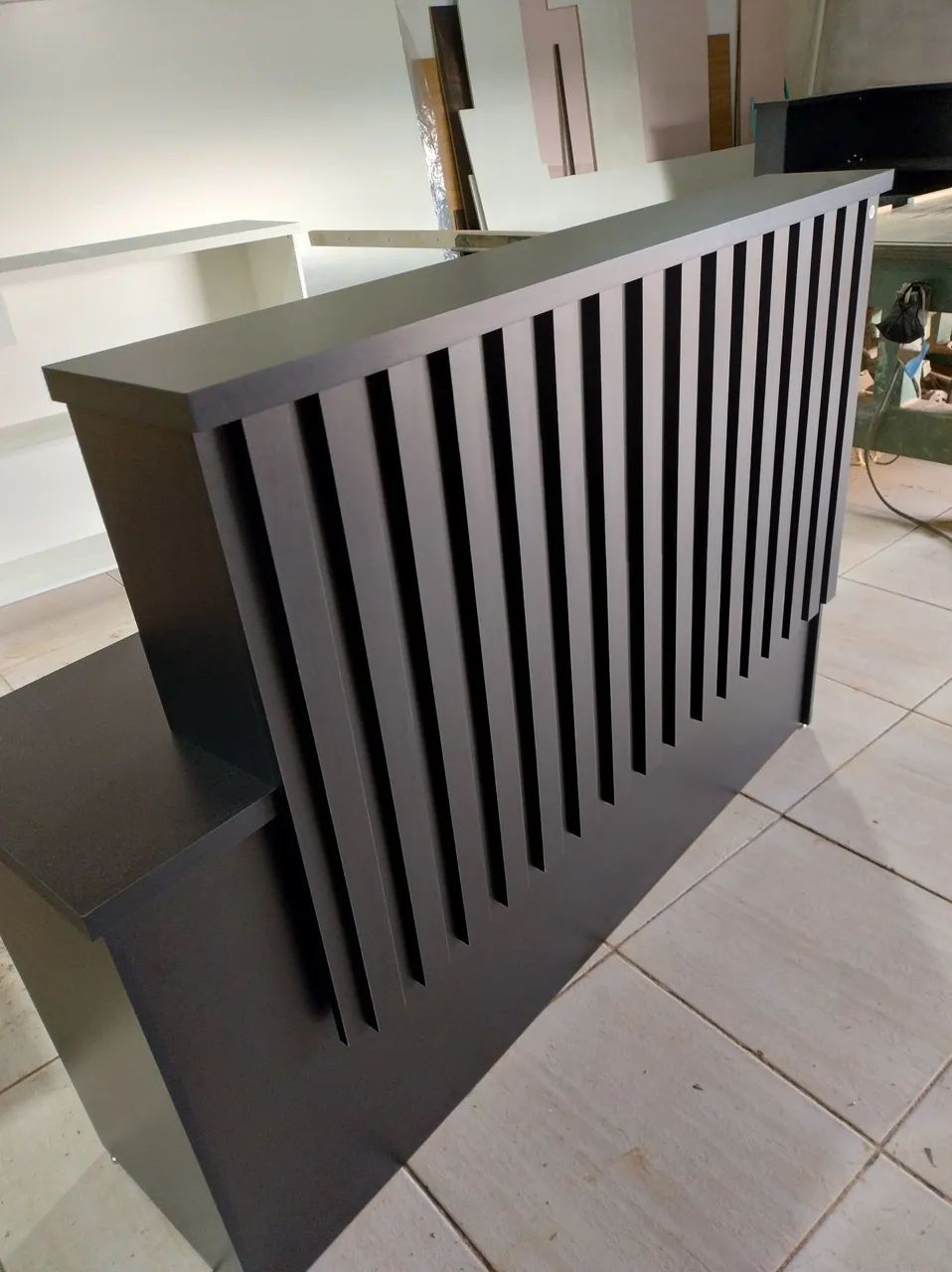 Balcão em MDF preto ripado 