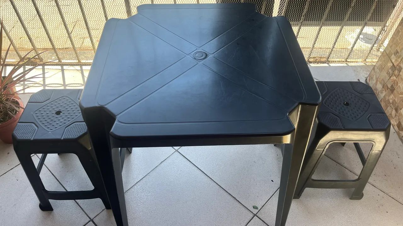 Mesa plástico com 2 bancos 
