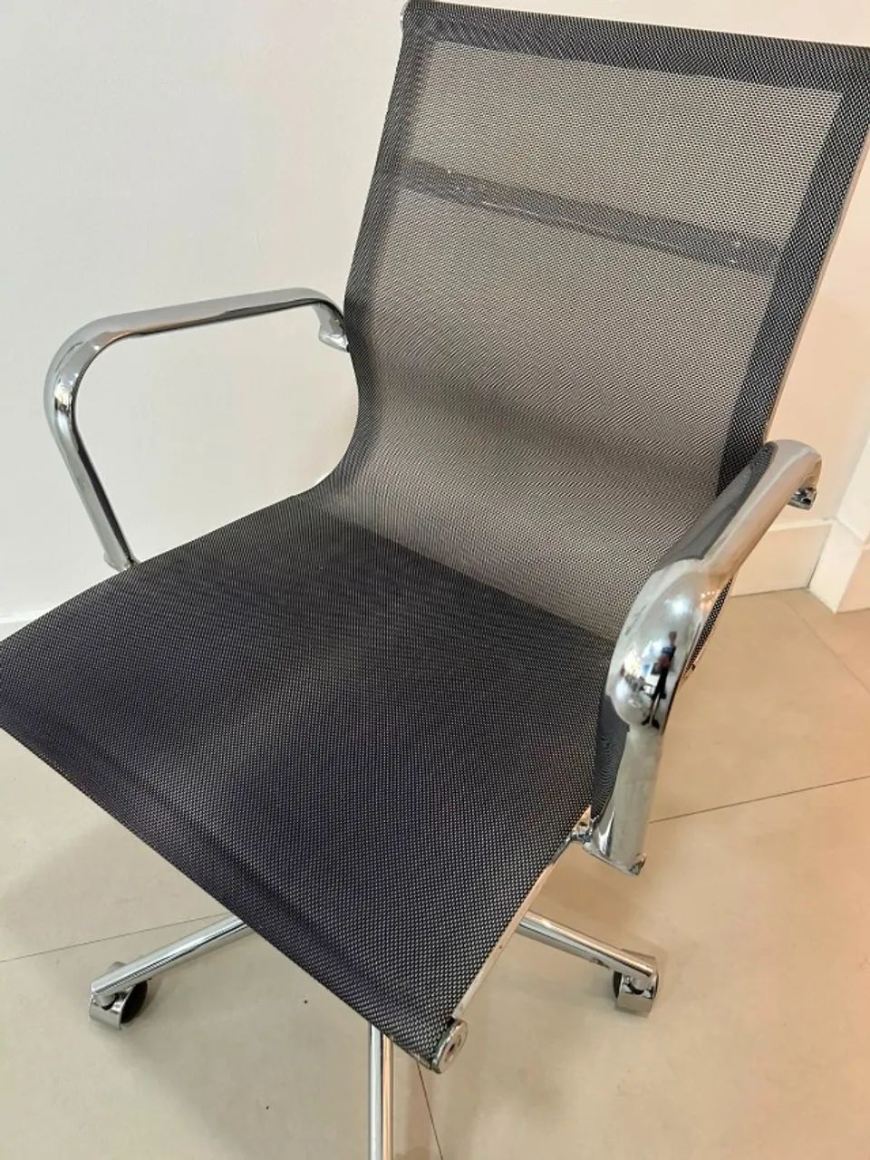 Conjunto com 4 cadeiras executivas Eames Star - Foto 4