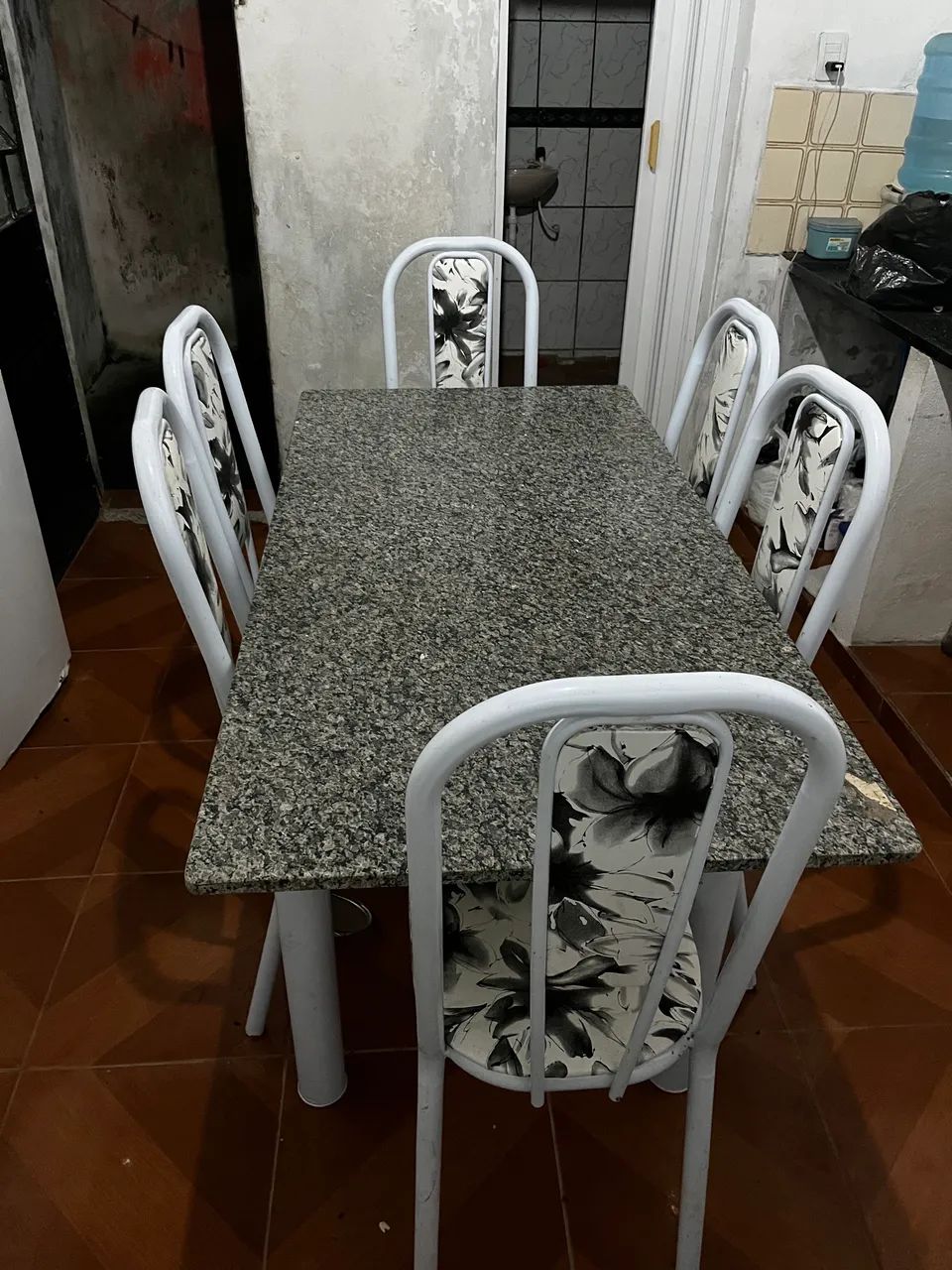 Vendo mesa de mármore 6 cadeiras 