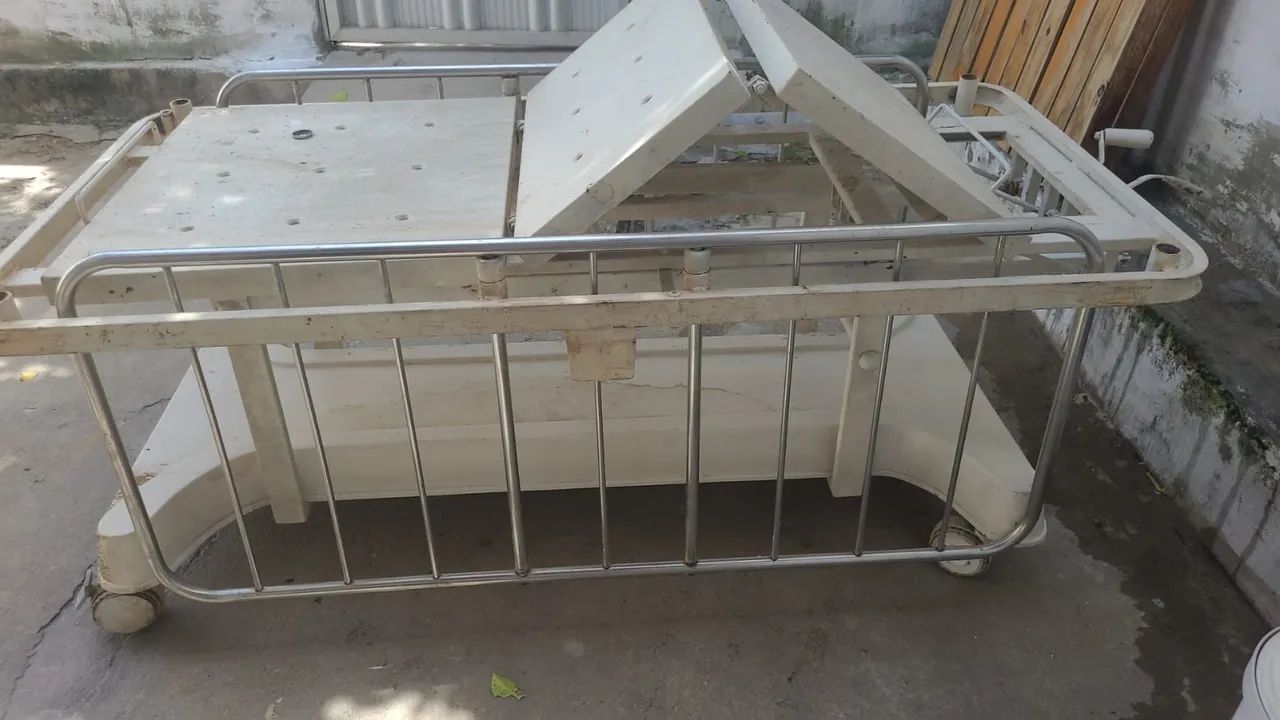 Cama hospitalar pouco tempo usada 