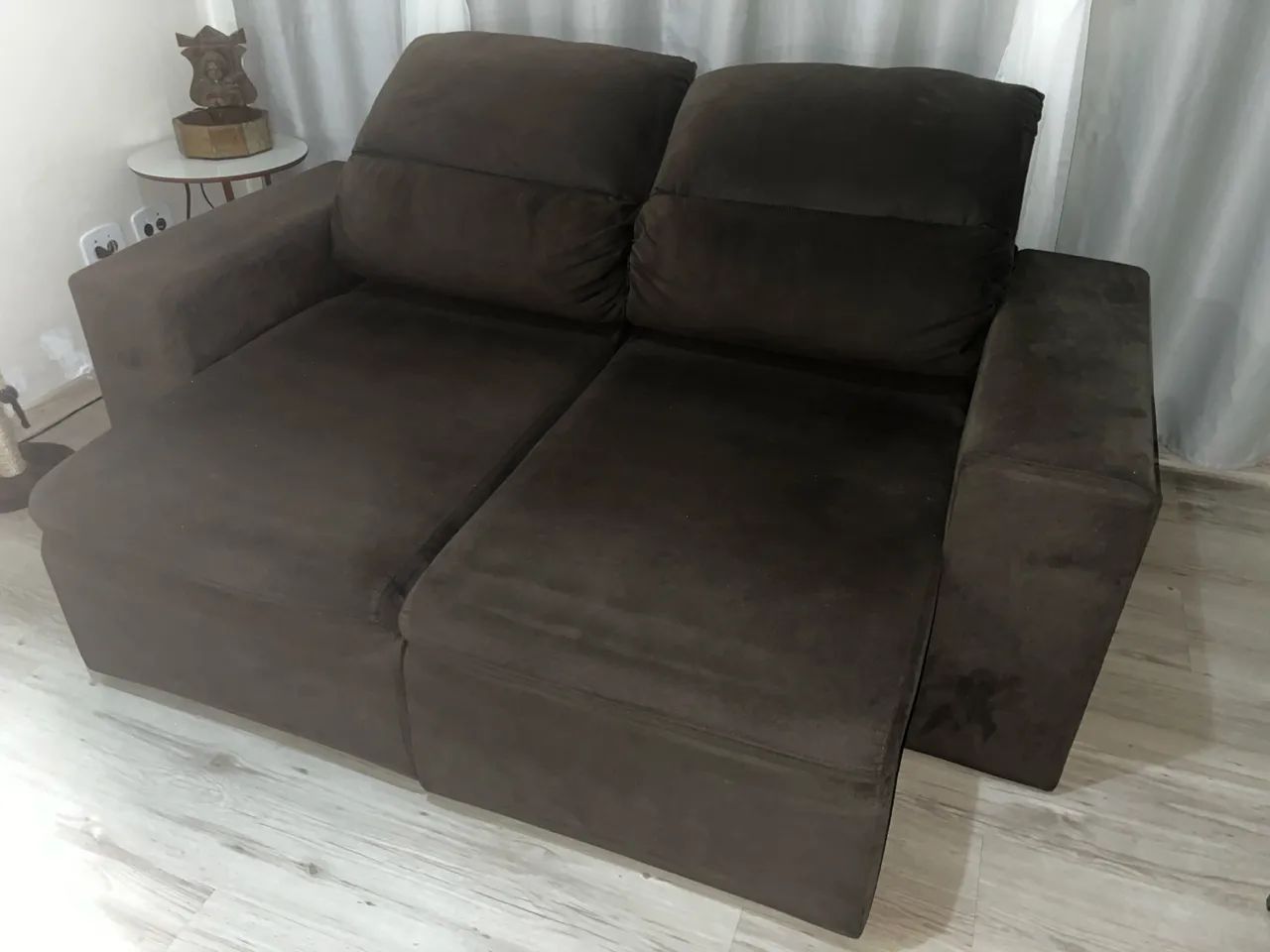 Sofá em chenille dois lugares com chaise nos dois lugares