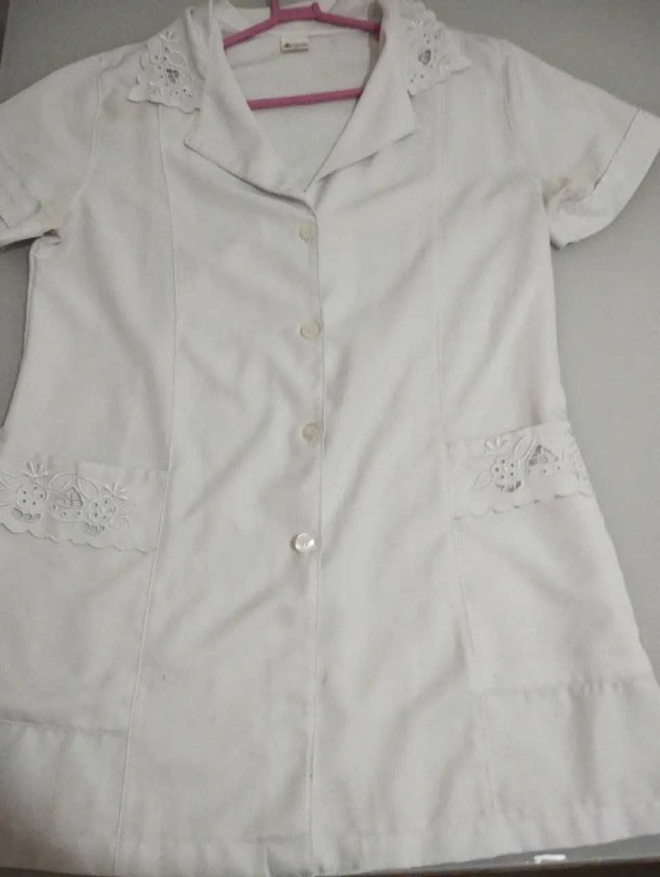 Jalecos e junto, peças de roupas brancas - Foto 4