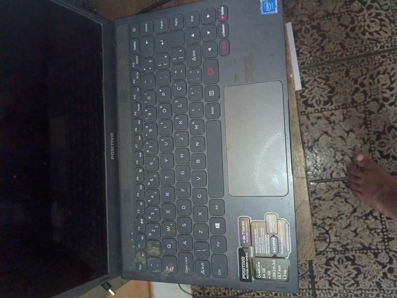 Notebook Positivo Motion Q464C, com Intel Atom Quad-Core, 4 GB de RAM e 64 GB armazenament