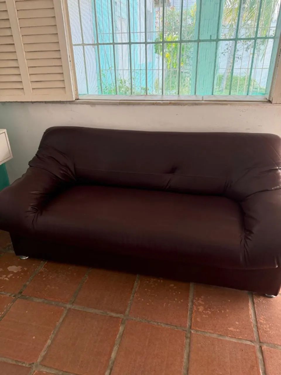 Sofá 3 Lugares Marrom em Corino - Conservado e Confortável - Foto 2