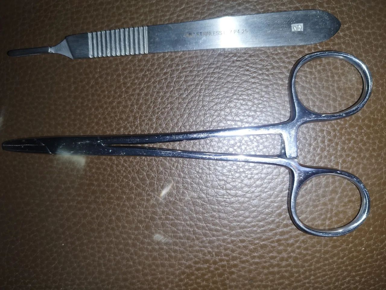 Vendo kit de sutura em ótimo estado - Foto 3