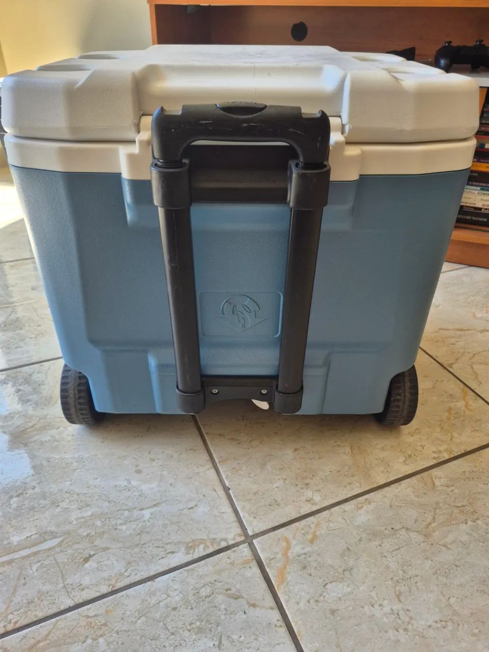 Caixa térmica azul e branca igloo maxcold quantum roller 49 litros - Foto 4