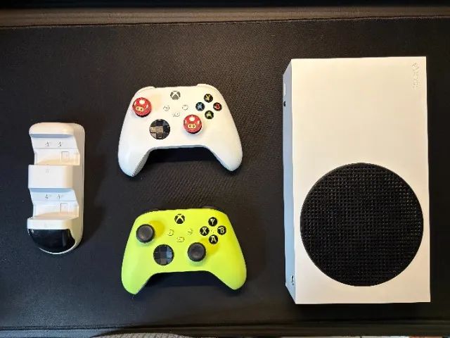Xbox Series S + 2 controles e base 