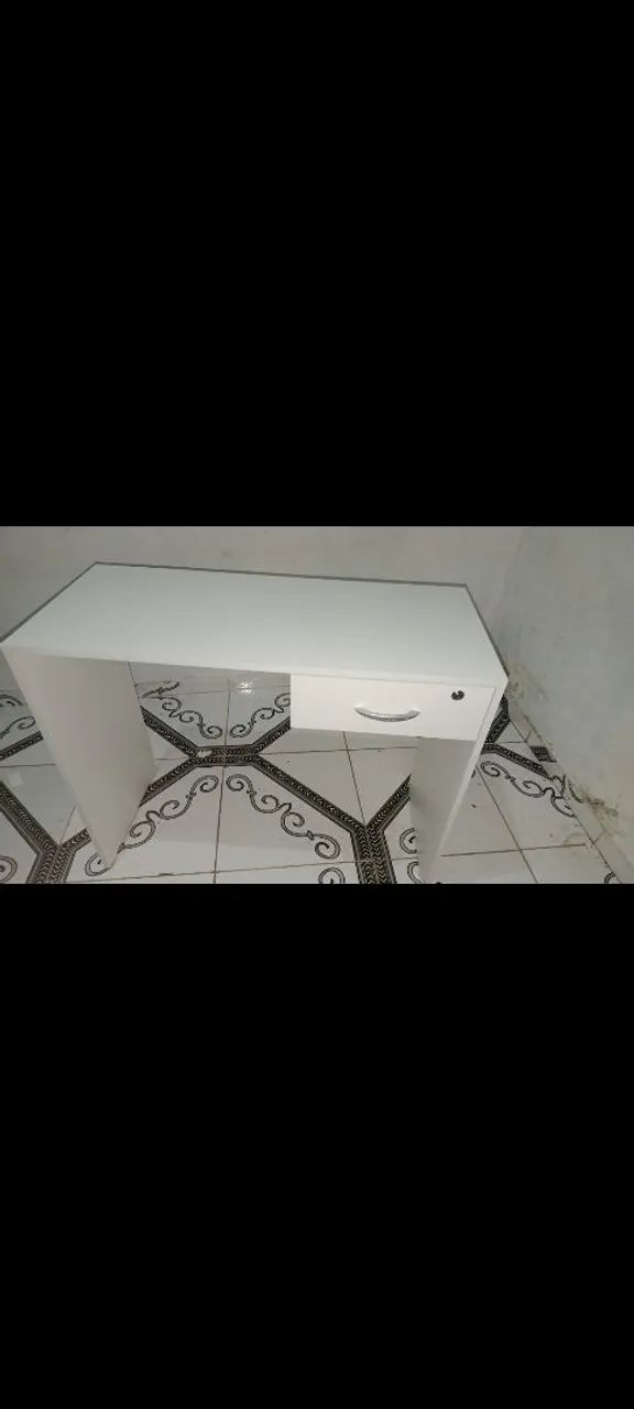 Mesa branca com uma gaveta 
