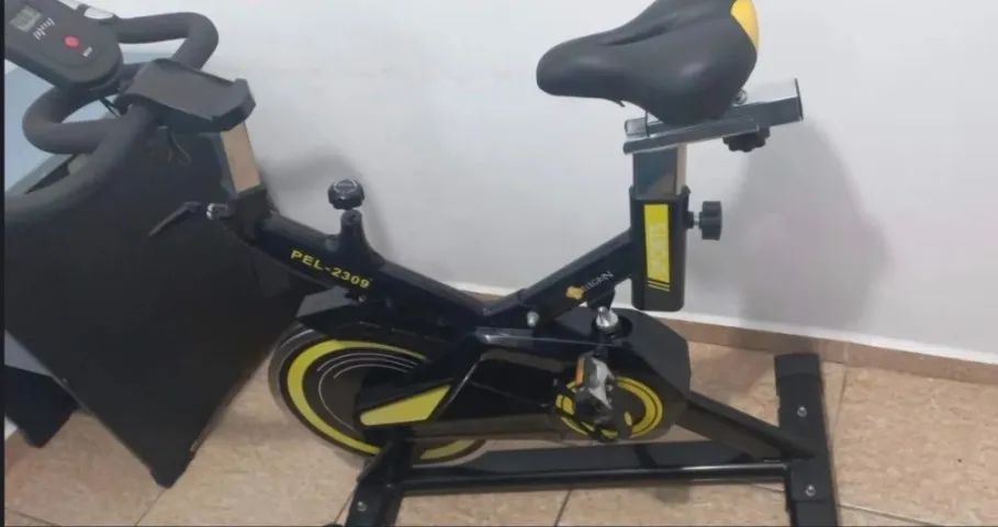 Bicicleta ergométrica Elegrin PEL-2309 para exercícios em casa.